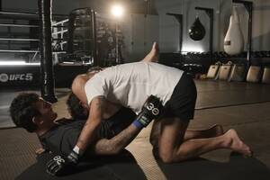 Kierowca Formuły 1 założył rękawice do MMA. Trenował z byłym mistrzem UFC [WIDEO]
