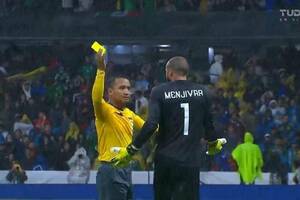 Dostał drugą żółtą kartkę i… nie otrzymał czerwonej. Niecodzienne sceny w Lidze Narodów CONCACAF
