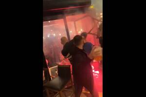 Sceny grozy przed meczem Ligi Mistrzów. Chuligani PSG polowali na przyjezdnych z Newcastle [WIDEO]