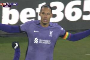 Skromne zwycięstwo Liverpoolu w starciu z beniaminkiem. Kontrowersyjne trafienie Van Dijka [WIDEO]