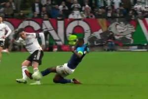 Bandycki faul rywala Legii Warszawa! Obrońca AZ Alkmaar musiał wylecieć z boiska [WIDEO]