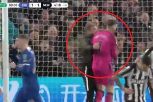 Skandaliczne zachowanie kibica Chelsea! Wpadł na murawę i szturchnął bramkarza Newcastle [WIDEO]