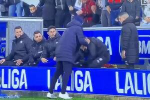 Trener rywali oszalał po golu Realu Madryt. Nie wytrzymał, zaczął szarpać członka sztabu [WIDEO]