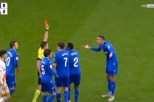 Greenwood był faulowany, a wyleciał z czerwoną kartką. Zarzuca sędziemu, że ten przekręcił jego słowa [WIDEO]