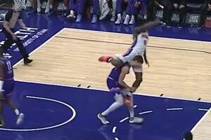 Niebezpieczne sceny w NBA. Koszykarz wskoczył na rywala i spadł na parkiet [WIDEO]