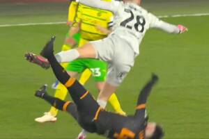 Koszmarny faul bramkarza. Rywal runął na murawę, nie był w stanie kontynuować gry [WIDEO]