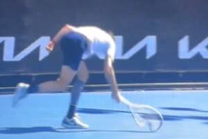 Popisał się rzadkim serwisem, chwilę później wpadł w furię. Atak szału tenisisty na Australian Open [WIDEO]