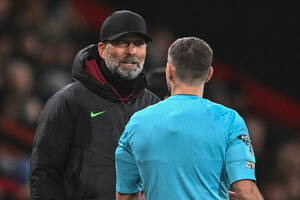 "Jeśli nie byłoby tam piłki, to by go zabił". Klopp wściekły na sędziego po hicie Premier League