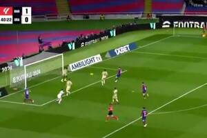 Robert Lewandowski nie wykorzystał wymarzonej okazji! Rywal wybił piłkę sprzed linii bramkowej [WIDEO]