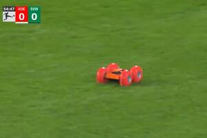 Kibice przeszli samych siebie. Pojazdy zakłóciły mecz Bundesligi [WIDEO]