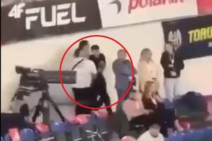 Sportowiec, który nękał Ewę Swobodę, został wyrzucony z hali. Doszło do bójki z ochroniarzami [WIDEO]