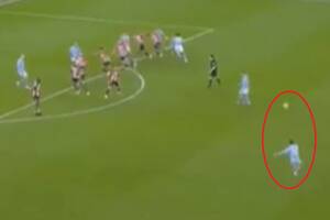 Kuriozalny rzut wolny w wykonaniu gracza Manchesteru City. Konsternacja. Co on chciał zrobić? [WIDEO]