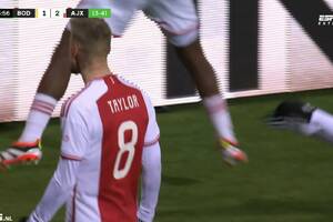 Centrostrzał na wagę awansu. Ajax cudem pokonał rywali [WIDEO]