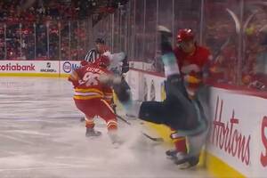 Groźne starcie w NHL. Wbił przeciwnika w bandę, cudem nic się nie stało [WIDEO]