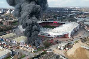 Ogromny pożar nieopodal angielskiego stadionu. Mecz został odwołany! [WIDEO]