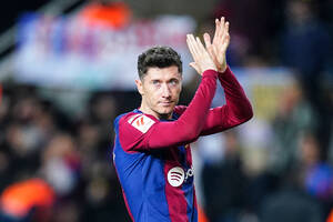 Robert Lewandowski znów przymierzany do transferu. Dziennikarz podał kierunki. "Duże zainteresowanie"