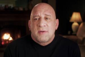 Legendarny zawodnik UFC uratował rodziców z pożaru. Teraz walczy o życie w szpitalu [ZDJĘCIE] 