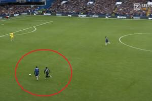 Kuriozalny samobój gracza Chelsea! Realizator aż nie zdążył zareagować [WIDEO]