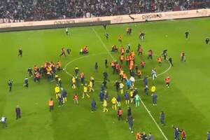 Totalna awantura w Turcji! Piłkarze Fenerbahce pobili się z kibicami, Batshuayi uderzył z półobrotu [WIDEO]