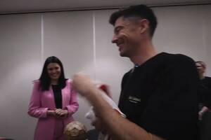 Robert Lewandowski otrzymał… Złotą Piłkę. Piękny prezent podczas zgrupowania kadry [WIDEO]
