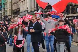 "Kto nie skacze ten z policji!". Polscy kibice szaleją w Cardiff. Walijczycy w szoku [WIDEO]