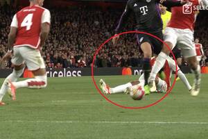 Kiwior uwikłany w gola dla Bayernu! Ktoś chyba podmienił obrońców Arsenalu [WIDEO]