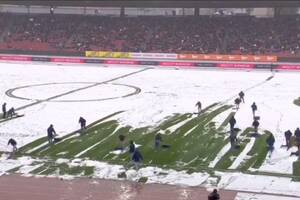 Zima zaskoczyła piłkarzy w Europie. Kibice ruszyli z pomocą [WIDEO] 