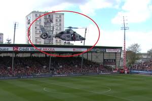 Helikopter wleciał na stadion. Sceny przed meczem Ligue 1 [WIDEO]