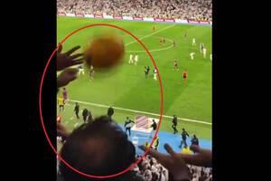 Piłkarz Barcelony poturbował kibica Realu. Nagranie z El Clasico hitem sieci [WIDEO]