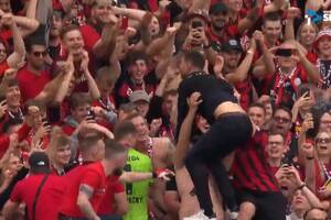 Kibice porwali Alonso. Sceny po sukcesie Bayeru [WIDEO]