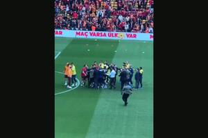 Kolosalna zadyma przed hitem. Wystarczył jeden gest [WIDEO]