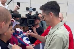 Lewandowski podpisał koszulkę i nagle wypalił. "Ja już was kojarzę" [WIDEO]