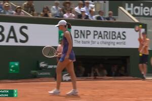 Patrzeć i podziwiać! Mistrzowska akcja Świątek w finale [WIDEO]