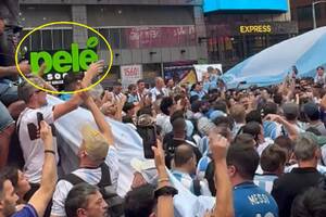 Sceny przed sklepem piłkarskim Pelego. Argentyńscy kibice w natarciu [WIDEO]
