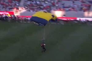 Sceny przed meczem Manchesteru United. Wylądował ze spadochronem na boisku [WIDEO]