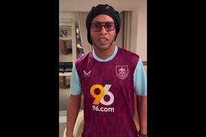 Taką koszulkę dostał Ronaldinho. Rozbrajający prezent [WIDEO]