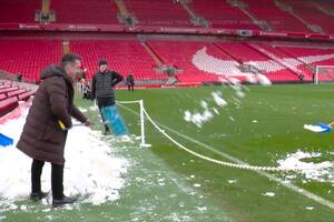 Legendy chwyciły za łopaty. Sceny przed hitem na Anfield [WIDEO]