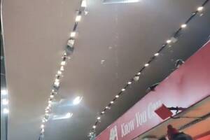 Anfield zaczęło przeciekać. Woda lała się kibicom na głowę [WIDEO]