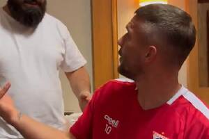 Podolski wkręcony przez… fryzjera. Jego reakcja mówi wszystko [WIDEO]