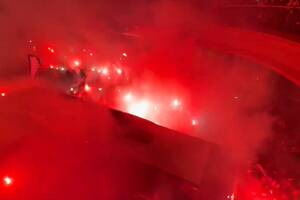 Gorąco przed meczem PSG. Tak kibice przywitali piłkarzy [WIDEO]