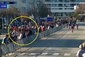 Co za cyrk! Peleton pomylił trasę, kuriozum na finiszu [WIDEO]