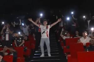 W takich warunkach oglądali francuski klasyk. Absolutne szaleństwo [WIDEO]