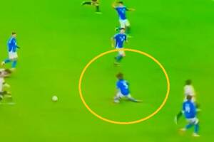 Upadł bez kontaktu z rywalem. Przykry uraz zawodnika Arsenalu [WIDEO]