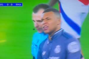 Brzydkie zachowanie Mbappe. Kopnął leżącego rywala [WIDEO]