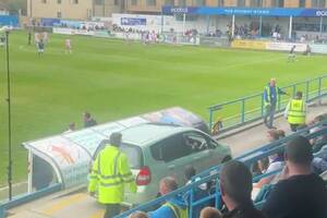 Pomylił stadion z... parkingiem? Kuriozum na meczu w Anglii [WIDEO]