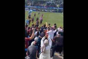 Juniorzy wspierani przez tłumy kibiców. Szaleństwo po końcowym gwizdku [WIDEO]