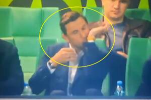 Przedziwny rytuał legendy. Tak zachowała się przed karnymi Szachtara [WIDEO]