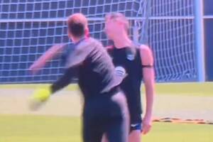 Szczęsny "znokautował" Lewandowskiego. Padł jak długi [WIDEO]