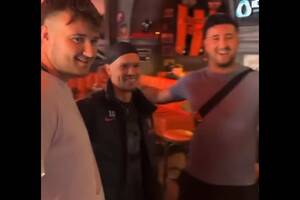 Piłkarz Chelsea we wrocławskim barze. Co za spotkanie [WIDEO]