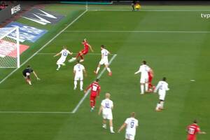 Jak to nie wpadło?! To powinien być gol Casha [WIDEO]